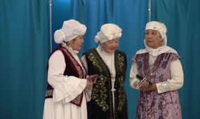 Әжелер дауыс беруге ұлттық киіммен келді