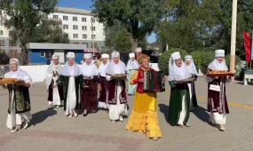 Жамбылда кимешек киген кейуаналар сайлау учаскелерін аралап концерт қойды