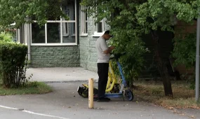 Электросамокатам запретили ездить по тротуарам: с 25 августа вступили новые правила