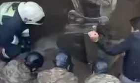 Спасатели вытащили человека из затопленной траншеи