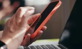 «iPhone ұтып алдыңыз»: алаяқ бұрынғы компанияның клиенттерін алдаған