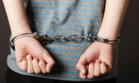 За убийство родной мамы и кровавое нападение на бабушку судят подростка в Актобе