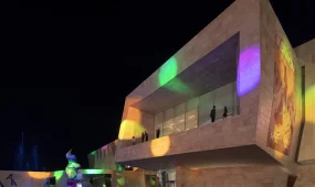 Almaty Museum of Arts подсветил фасад знаменитым горошком в память об Яёи Кусаме