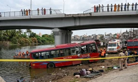 Автобус сорвался с моста: четыре человека погибли, 11 пострадали