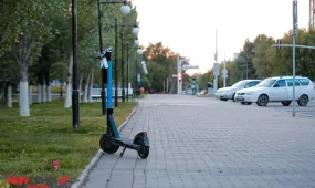 Алматыда самокат мінген ер адам  көз жұмды