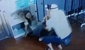 Мужчина избил девушку и бросил ей в голову стеклянный предмет (ВИДЕО)
