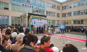 Құрылтай депутаттары оқушылар мен ұстаздарды Білім күнімен құттықтады