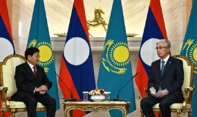 Тоқаев Қазақстанға алғаш келген Лаос президентімен шағын құрамда келіссөз жүргізді
