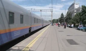 Алматыда жүріп бара жатқан пойызға секіріп мінбек болған 3 адам ұсталды