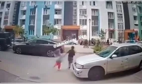 Двух детей сбили во дворе жилого комплекса