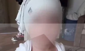 Мас әке бір жасар қызын соққыға жықты