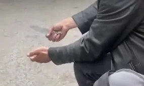 Двое мужчин, вооруженных ножом, совершили нападение на бригаду скорой в Алматы