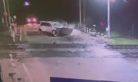 Североказахстанец пытался скрыться от погони и попал в ДТП на ж/д переезде