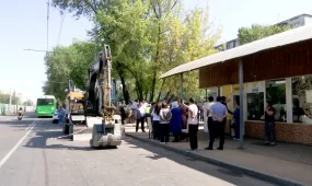 Многострадальный остановочный комплекс принудительно снесли в Алматы