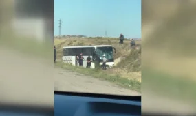Қарағанды маңында жолаушылар автобусы жолдан шығып кетіп, екі адам ауыр жарақат алды