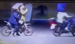 Друзья на плечах: опасные трюки подростков на мотоциклах попали на видео под Астаной