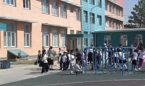 Дети Алматинской области начали учебный год в школе, где ещё не закончился ремонт