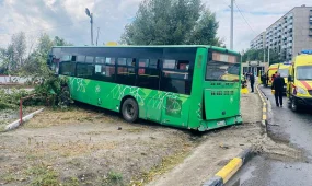 В Семее пассажирский автобус протаранил внедорожник: есть пострадавшие