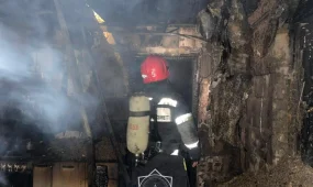 Пожарные вынесли два газовых баллона из горящего дома в Павлодаре
