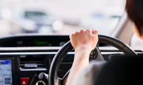 Рөлі оң жақта орналасқан 70 мыңнан астам автокөлік жолаушылар тасымалынан алынып тасталды