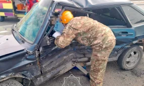 Спасателям пришлось извлекать женщину из искореженного автомобиля в Уральске