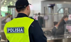 Әуежайда жарылғыш құрылғы туралы әзіл айтқан жолаушы 5 тәулікке қамалды