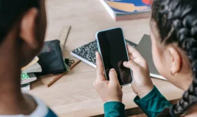 9 қазаннан бастап мектептерде смартфон қолданудың жаңа ережелері енгізіледі