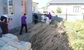 В преддверии дня пожилых людей активисты партии «Әділет» помогают пенсионерам и ветеранам