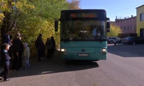 Около трех километров приходится преодолевать ученикам школы в Караганде, чтобы добраться на занятия