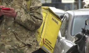 Курьер напал на охранницу жилого комплекса в Алматы.