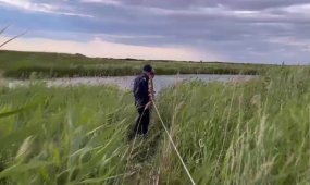 Ақтөбе облысында атасы мен немересі автокөлікпен суға батып кетті. Депутаттар демалысқа шықты.