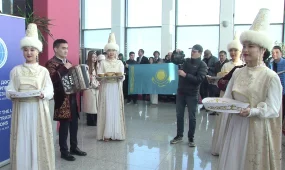Чемпионов мира по боксу торжественно встретили в аэропорту Астаны.