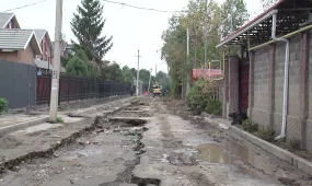 Алматыда жауыннан асфальт опырылып, көліктер шұңқырға құлады.