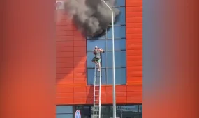 Шымкентте ірі сауда орталығы өртенді.