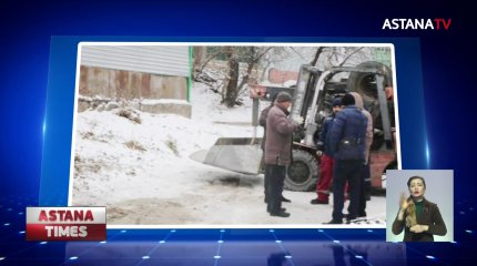 Мужчину раздавил опрокинувшийся погрузчик в Алматы