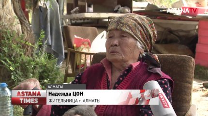 90-летняя пенсионерка живет в палатке с детьми