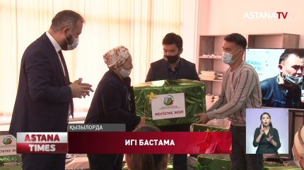 Қызылордалық еріктілер компьютер үлестіріп жатыр