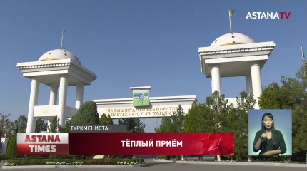 Токаеву подарили чистокровного жеребца и щенка тазы