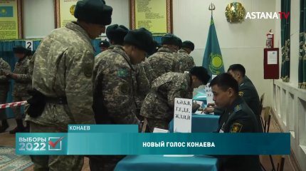 1200 десантников и 103-летняя долгожительница проголосовали в Конаеве