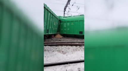 Несколько тонн зерна просыпал грузовой поезд из-за ЧП на железной дороге в Карагандинской области