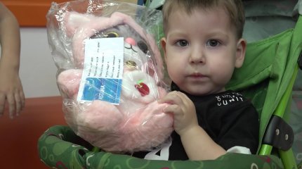 "Новогодний мишкопад": маленьким пациентам вручили игрушки от спортсменов и горожан