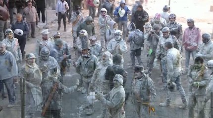 Испанцы обкидываются яйцами на необычном фестивале