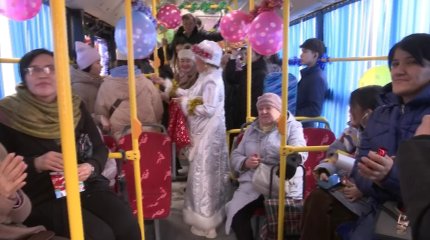 Жаңа жылдың жақындап қалғанын Шымкентте автобусқа мінген жолаушылар сезіне бастады