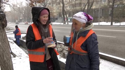 Алматылық белсенді жастар коммуналдық қызмет мамандарына ыстық шай ұсынды