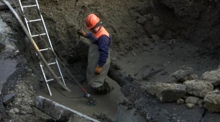 «Все вещи клиентов остались под водой и грязью», - предприниматели пострадали из-за прорыва водопровода в Алматы