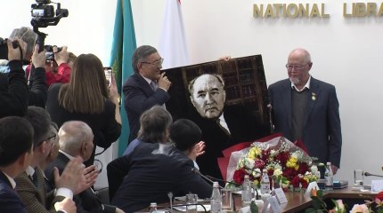 Сына Мухтара Ауэзова поздравили с 80-летием