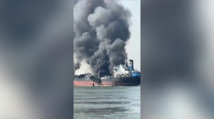 При взрыве танкера восемь человек пропали без вести