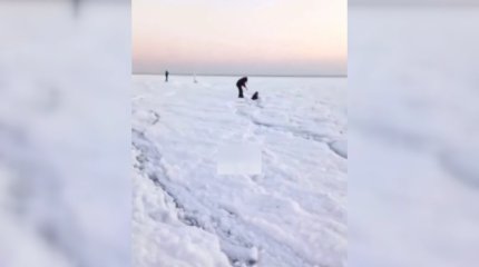 Ребенок и трое взрослых провалились под лед в Актау