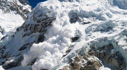 Самопроизвольный сход лавин угрожает жителям горных районов ВКО