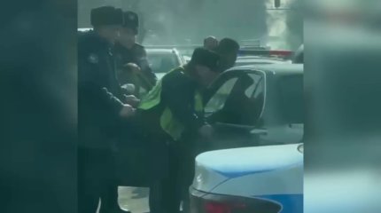 Кровавый угон: в Алматы угонщик авто при задержании изрезал себя ножом